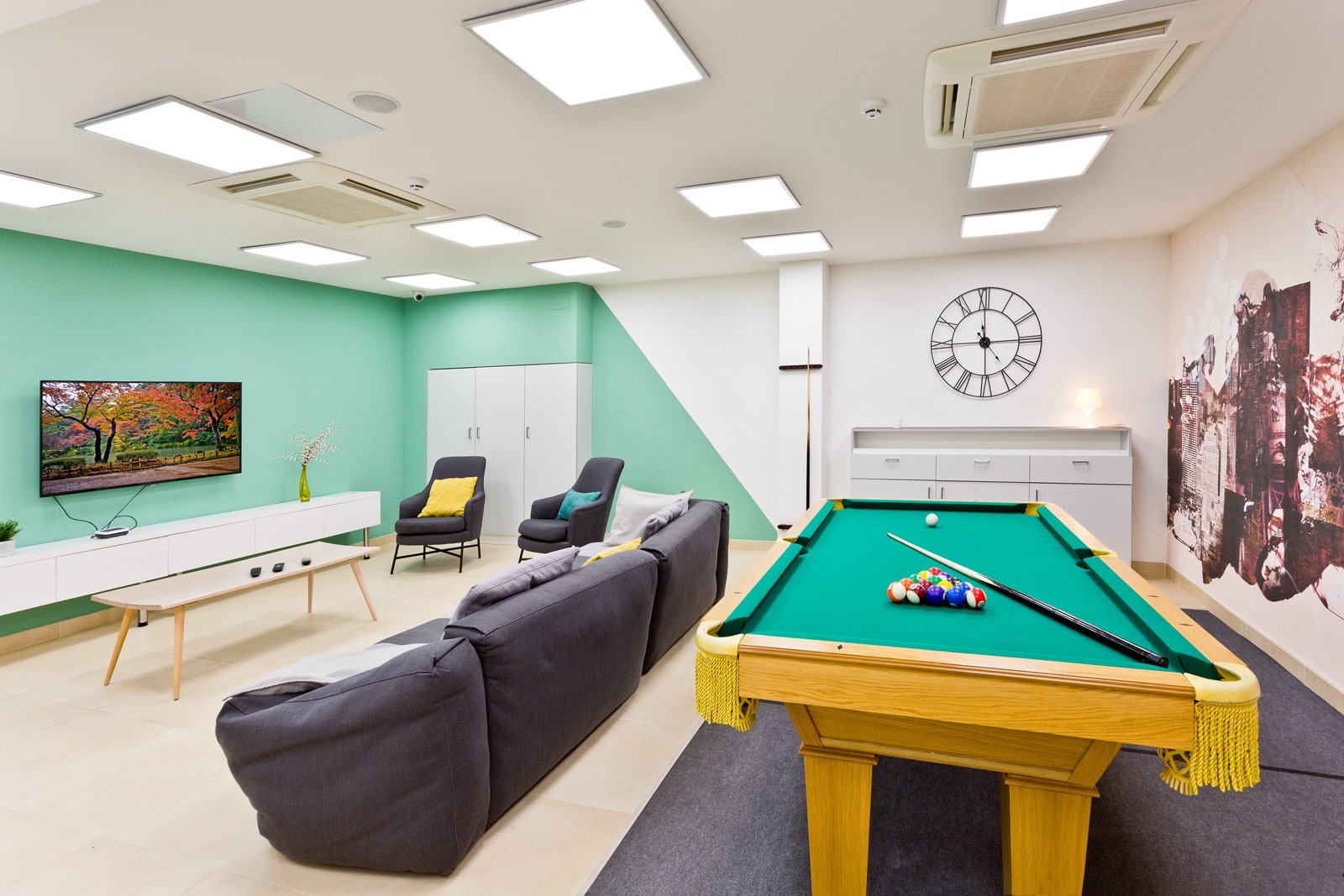 Residencia universitaria sala de juegos con billar y televisión