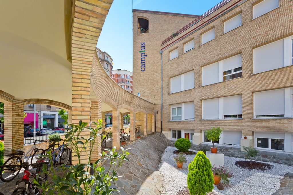 Exteriores de la residencia de estudiantes Camplus La Campana en Pamplona
