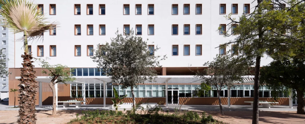 Fachada de Camplus Valencia Tower, residencia de estudiantes en Valencia