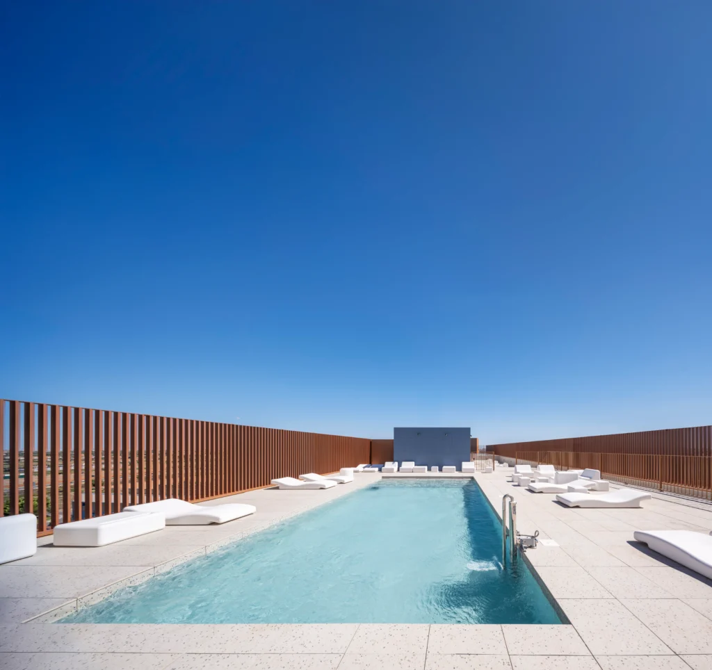 Piscina en la azotea de Camplus Valencia Tower para estudiantes